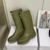 2023 Diseñador de lujo Color puro Zapatos de lluvia Botas para mujer Diseño de letras Adorno de metal Alfombra de pie de cuero Bota antideslizante al aire libre Señora Moda Zapatos cómodos de tacón bajo