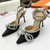 MachMach Strass Bow Duplo Ankle-Strap Bombas Mulheres Cetim Slingback Sapatos de noite Decoração de strass Sandália de salto agulha Sapatos de grife de luxo Sapatos sociais