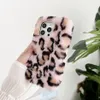 Leopard Print Fur Plush mobiltelefonfodral för iPhone 15 14 13 12 11 Pro Max XR XS 6 7 8 Plus varm söt lång päls telefonstockfodral