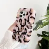 Capa de celular de pelúcia com estampa de leopardo, para iphone 15 14 13 12 11 pro max xr xs 6 7 8 plus, quente e fofa, capa traseira de telefone de pele longa