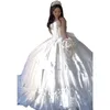Prenses korse quinceanera elbiseler Fildişi yaylı el yapımı çiçekler kristaller boncuklu balo palyaço partisi elbisesi kızlar için fırfırlar zemin uzunluğu vestido de 15 anos