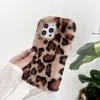 Leopard Print Fur Plush mobiltelefonfodral för iPhone 15 14 13 12 11 Pro Max XR XS 6 7 8 Plus varm söt lång päls telefonstockfodral