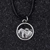 Ciondoli SanLan Mountain Forest Pattern Hollow Rotondo Stile Ciondolo Collana in cordoncino di cuoio Gioielli regalo per club scalatore