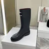 2023 Designer Luxury Pure Color Rainshoes Boots Womens Letter-designade Metal Trim Leather Foot Mat Matta utomhus Non-Slip Boot Lady Fashion Fashion Low-Heeled Comfort Shoes Storlekar