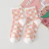 Skarpetki dla kobiet 5 Pairs Cute Sock Cartoon Strawberry Mid-Tube Poliester Bawełna łódź koreańska student Student Nieposzukiwalny