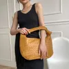 Weave Bag designer jodie väska stor vävd 2023 handväska kvinnor axeln lyxiga crossbody väskor påse damer svarta vita handväskor denim knuten veckad molnväska
