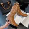 Giant Western Denim Boots Female New Style Brodery V Mouth Knight Shoes in the fyrkantiga huvudet tjockbottna mamma Long Thick Heels British Sneakers Wholesale 803