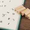 Andra kontorsskolan levererar 36 datorer vintage trägummi alfabet bokstäver stämpeluppsättning med bläck pad multipurpose diy dagbok kort frimärken ruta 230907