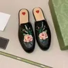 Designer Mules Slipper Mocassini da donna Sandali in vera pelle mezza resistenza Scivoli da uomo in pelle bovina di metallo Scarpe casual Pantofole in velluto di pizzo 11