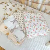 Täcken muslin bomull baby quilt filt född 2 lager tecknad kanin björn blommig spädbarn mjuk swaddle wrap sleepsack barnvagn täckning 230906
