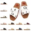 Designer Sandálias Woody Famoso Designer Mulheres Mules Flat Slides Light Tan Bege Branco Preto Rosa Lace Lettering Tecido Chinelos de Lona Mulheres Sapatos 662ess