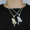 Chaînes Religieux Femmes Priant Main Avec Mince Lien Croix Charme Pendentif Collier Bling CZ Pavé Ras De Cou Punk Style Bijoux Cadeau Hommes