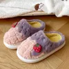 Pantoufles Hiver Strberries Décor Femmes Maison Couples Pantoufles Fluffy Diapositives Dessin Animé Broderie Chaud Intérieur Dames Coton Chaussures X0905