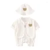 Set di abbigliamento Vestiti per neonati unisex Ragazzi nati in mussola di cotone Ragazza per bambini 2023 Orso Cappotto beige Pagliaccetti senza maniche con cappello 3 pezzi