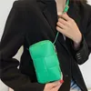 高品質のカセットbotegss ventssトートバッグの販売中の卸売今年の人気2023年の新しい女性ファッショナブルな織りの片方の肩の小さなロゴ