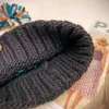 Szerokie brzegowe czapki wiadro moda urocze druk haftowe czapki dla kobiet mężczyzn zimowa wełna ciepła futrzana pompom workowate dzianinowe czapki czapki gorros invierno 230907