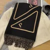 Eşarplar Tasarımcı Lüks Şık Kadın Kaşmir Eşarp Tam Mektup Baskılı Yumuşak Dokunma Etiketlerle Sıcak Sararlar Sonbahar Kış uzun şallar 2colors isteğe bağlı IQC6