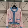 2023 di lusso delle donne maglieria Tees lettera stampa colore rosa cardigan cappotto dimagrante autunno inverno vestiti per la ragazza pulsante decorazione di alta qualità di spessore Stock Tendenze Design