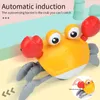 ElectricRC Animals Sensing Crawling CrabTummy Time Baby ToysInterativo Walking Dancing Toy com música Sounds and LightsInfant Fun Gift 230906