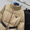 Modische Damen-Designer-Daunenjacke, Damenjacke, Dreieck-Logo, Reißverschluss hinten, Stehkragen, Taillenkollektion, mittellange Parkas, Damen-Winterwärme, einfacher Mantel