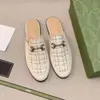 Designer Mules tofflor Kvinnor Loafers äkta lädersandaler Half Drag Metal Cowhide Men Slides Casual Shoe Lace Velvet tofflor 11