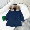 Manteau pour enfants Vêtements de créateurs pour bébés Manteaux en duvet Veste pour enfants avec badge à capuche épais vêtements d'extérieur chauds fille garçon filles parkas classiques 100% col de fourrure de loup taille 100-160