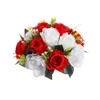 Fiori decorativi Rose di plastica con base Splendido bouquet di rose simulato Elegante disposizione di sfere di fiori finti bianchi