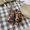 Designer-Hausschuhe FUR SLIDES TRIOMPHE Woll-Leder-Hausschuhe mit offener Zehenpartie, flauschige, pelzige Damen-Sandalen, flache Sandalen, Leder-Pantoletten, Riemen-Rutschen, klassisch