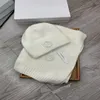 Kadınlar Lüks Sonbahar ve Kış Sıcak Tasarımcı Beanie Hat Çift Kapağı Şeker Mektubu 3D İşlemeli Eşarp Seti