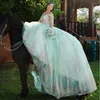 Jasnozielona na ramię błyszczona sukienka Quinceanera Gold Applique koronka z Cape z długim rękawem Vestidos Prom Vestidos de Baile Tiul Gown