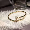 Nagelarmband guld armband för kvinnor män rostfritt stål manschett armband öppna naglar i händer julklappar för flickor tillbehör grossist