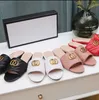 Sommer-Hausschuhe, Temperament, Damen-Slipper mit goldener Schnalle, doppelter Schriftzug, niedriger Absatz, offene Zehensandale, cool, lässig, bequem, flacher Flip-Flop von GU-Shoes