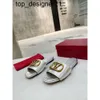 Nowe 23SS Designerskie Sandały Sandały Kapcie na zewnątrz Seksowne zjeżdżalnia ziarnista krowia swobodna sandał Summer Luksusowa moda marka damskie paliczki plażowe