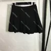 En linje veckad kjol kvinnor triangel badge shorts kjolar sexiga damer svart grå kjolar