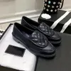 Flache Designer-Luxus-Damenschuhe, Leder-Loafer, Schwarz, Weiß, Grün, Mehrfarbig, Metallschnalle, Plateauschuh