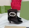 أحذية المرأة المصممة أحذية جلدية لامعة في الكاحل المدببة في حذاء مطاطية من قلة الأمطار الكعباء أحذية المطر الإيطالية الحلوى اللون
