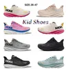 bambini con scarpe lilla