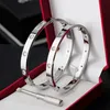 Nieuwe Merk Klassieke Designer Europese Mode Bangle Paar Manchet voor Vrouwen Hoge Kwaliteit 316L Titanium Stalen Armband Sieraden Ornamenten Groothandel