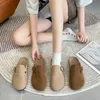 Slippare 2023 mode kvinnors läder sandaler vår sommar ny frostad kohud baotou halv tofflor kvinnor hem utomhus glider skoess x0905