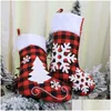 Julekorationer Plaid Print Stocking Socks Red Black Candy Presentväskor Xmas Tree Hanging Ornament Nyårsdekor VT1727 Drop Deliv DH2E6