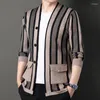 Camisolas masculinas 2023 outono inverno listrado cardigan camisa de malha contraste cor moda rua wear confortável e quente