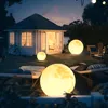Lampadaire LED étanche pour intérieur et extérieur en forme de lune, lampe décorative 3D avec style de charge, lampe à énergie solaire avec télécommande, lampadaire de décoration de jardin pour la maison