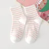 Skarpetki dla kobiet 5 Pairs Cute Sock Cartoon Strawberry Mid-Tube Poliester Bawełna łódź koreańska student Student Nieposzukiwalny