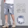 Herr jeans denim shorts sommar modemärke kläder lös rak koreansk stil rippad pirat