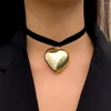 Kedjor Big Love Heart Pendant Short Choker Halsband för kvinnor Goth svart sammet justerbar kedja Alla hjärtans dag ons smycken grossist