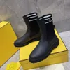 Buty Martin Designer Boots Buty motocyklowe moda Chelsea buty kobieta butów średniej długości czarny skórzany klinowy lice do upałów gęste buty rycerzy na obcasie