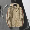 Designerskie kurtki męskie wzór odzieży marka krem ​​przeciwsłoneczna kurtka bombowa płaszcza odzieży wierzcha mody zwykłe płaszcze uliczne