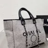 كلاسيكيات حقائب اليد الفاخرة للسيدات حقائب المساء العلامة التجارية CH مصمميات Women Beach Bag Canvas مطرزة على حقائب يد التسوق الكبيرة أنثى لؤلؤة صغيرة صغيرة M2S2