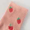 Skarpetki dla kobiet 5 Pairs Cute Sock Cartoon Strawberry Mid-Tube Poliester Bawełna łódź koreańska student Student Nieposzukiwalny