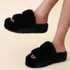 Pantoufles Hiver Fluffy Home Pantoufles Femmes 2023 Nouveaux Pantoufles De Fourrure Chaude Femmes Plate-Forme Plate Confortable Chaussures D'intérieur Fourrure Fausse Fourrure Diapositives X0905